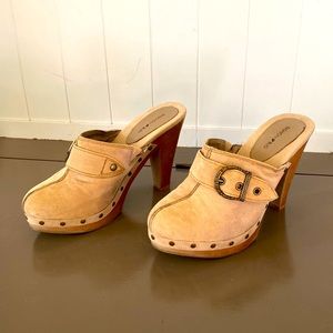 Size 9 fashion bug heeled mules. Ready to step out for summer 😎